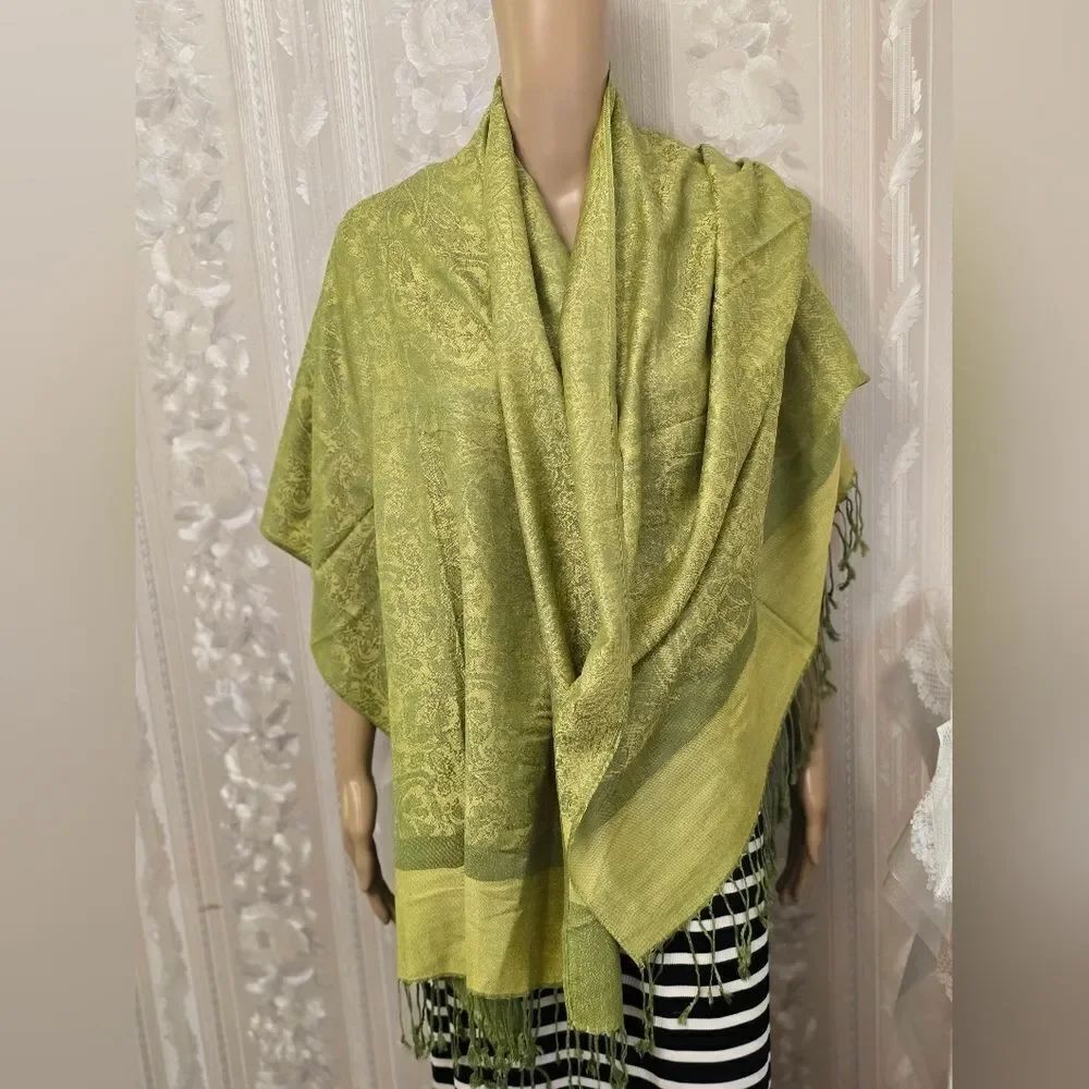 Elegant Green Paisley Cashmere Shawl
